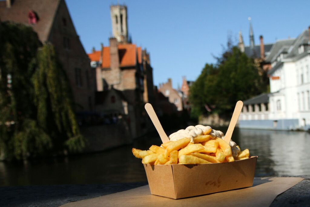batatas fritas belgas com maionese na revista gusto de Bruges