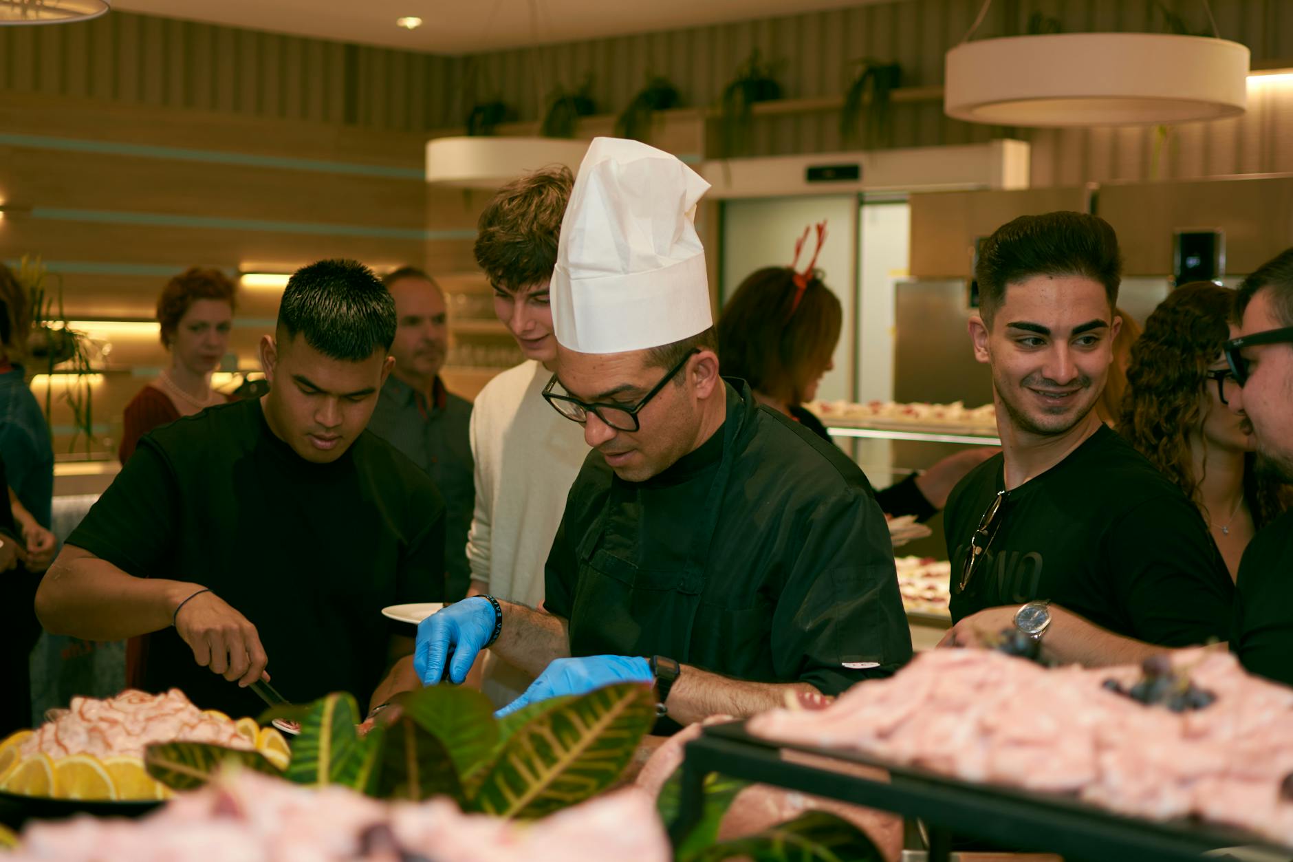 Um fornecedor serve comida aos convidados em uma mesa de bufê de catering ao ar livre montada para um evento corporativo.