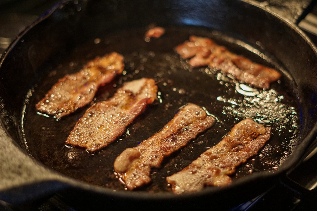 Um cozinheiro doméstico sela grandes cortes de carne em uma panela de ferro fundido, o primeiro passo para preparar um verdadeiro ragù napolitano