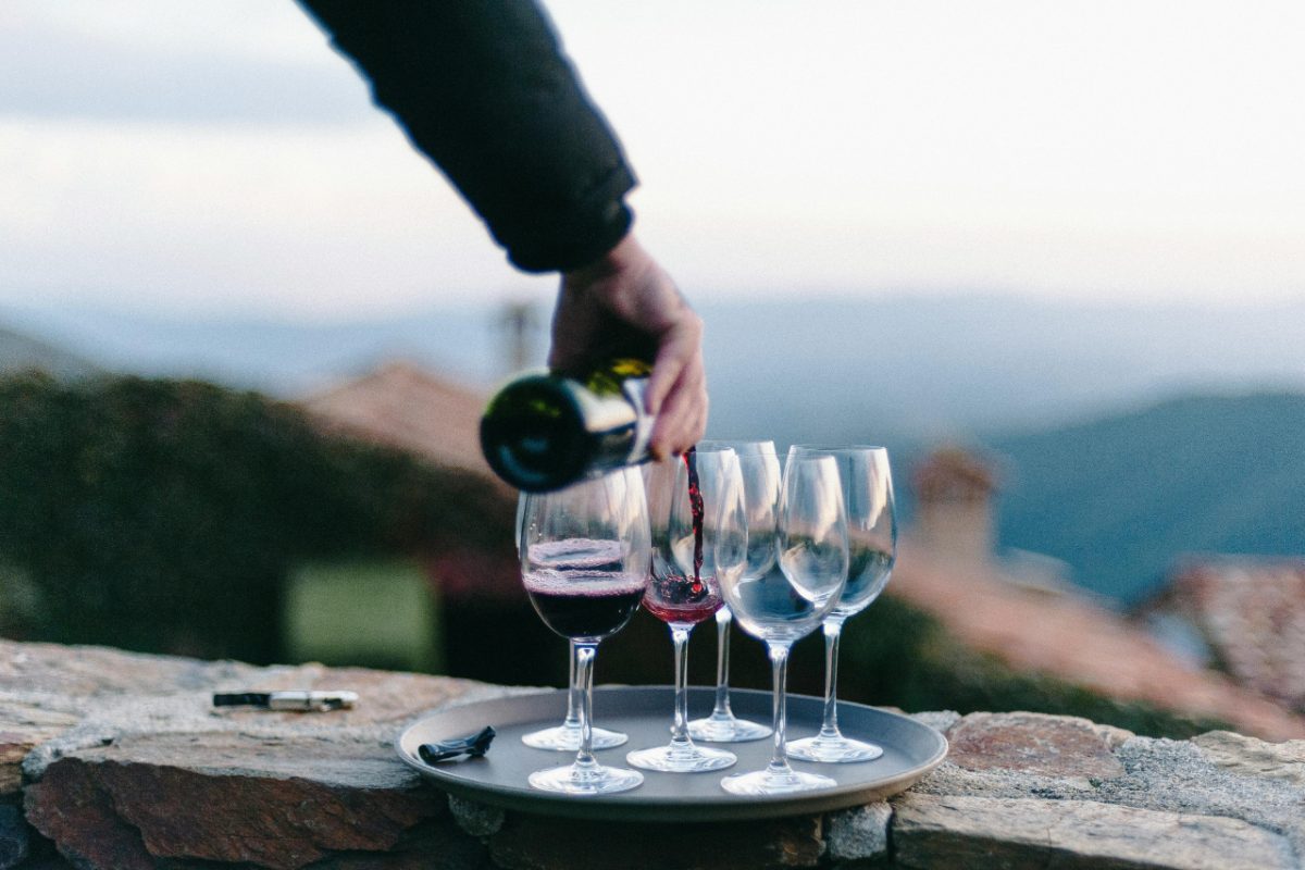 Um sommelier serve uma bebida sazonal gelada para os convidados em um restaurante na cobertura em uma noite de verão