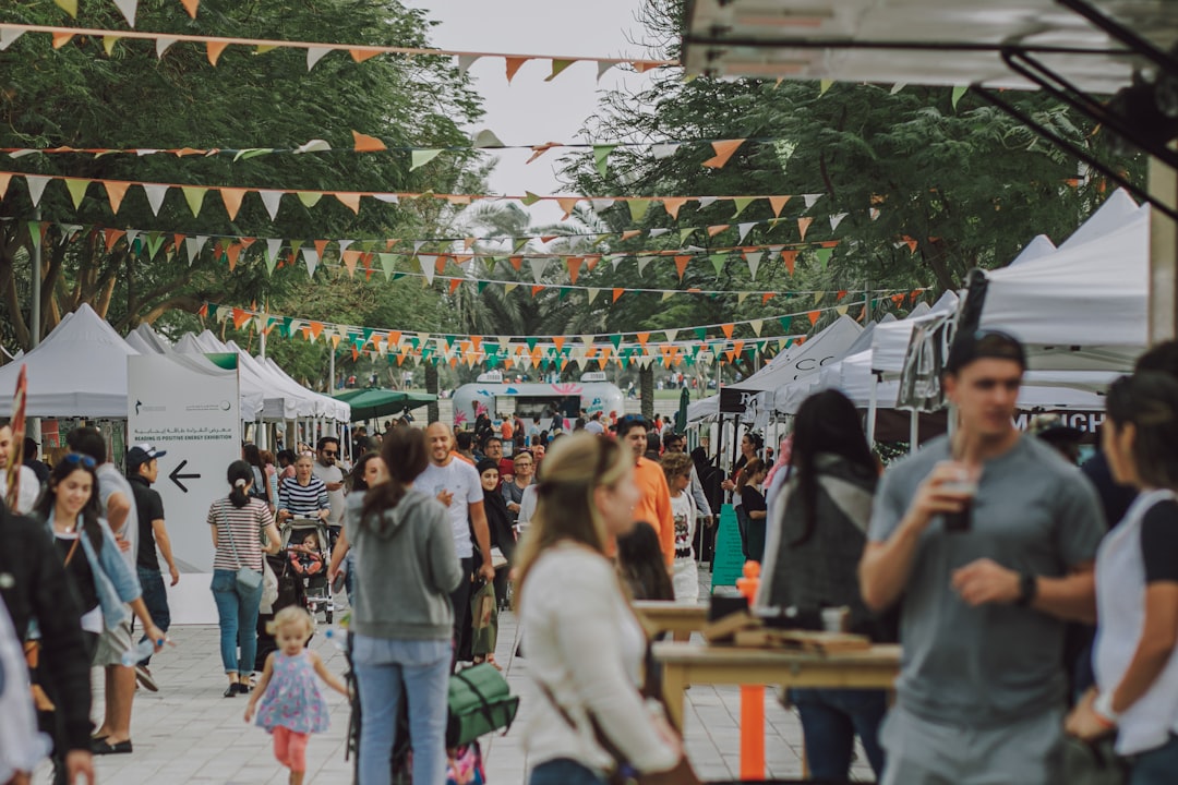 Um grupo de pessoas desfruta de comida de rua francesa em um evento comunitário do Dia da Bastilha