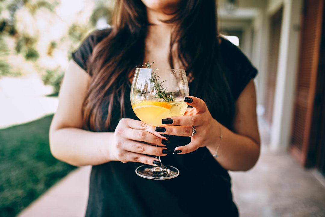 Una donna che tiene in mano un bicchiere di tepache, una delle bevande fermentate più antiche fatta con bucce di ananas e spezie calde.