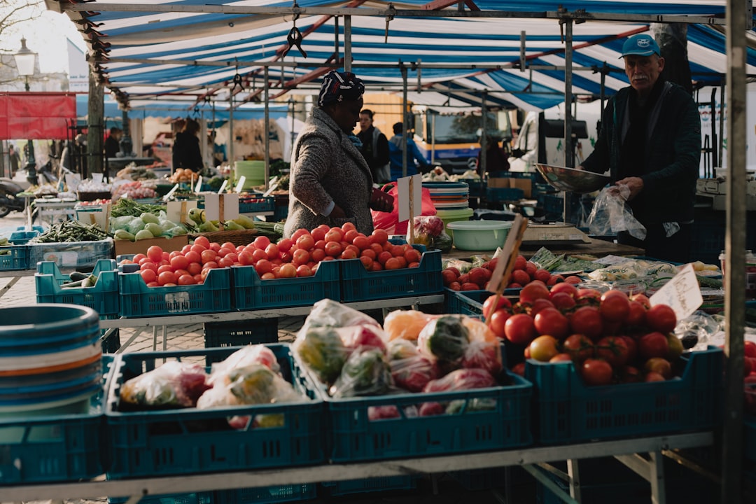 Un agricoltore locale consegna prodotti freschi di stagione a un team di cucina dell'hotel che sta preparando un menu per la colazione dell'hotel