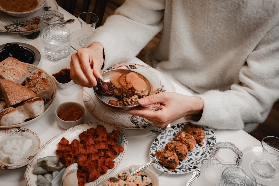 Un ospite dell'hotel gode di una selezione di colazione regionale che riflette la cultura gastronomica locale della destinazione