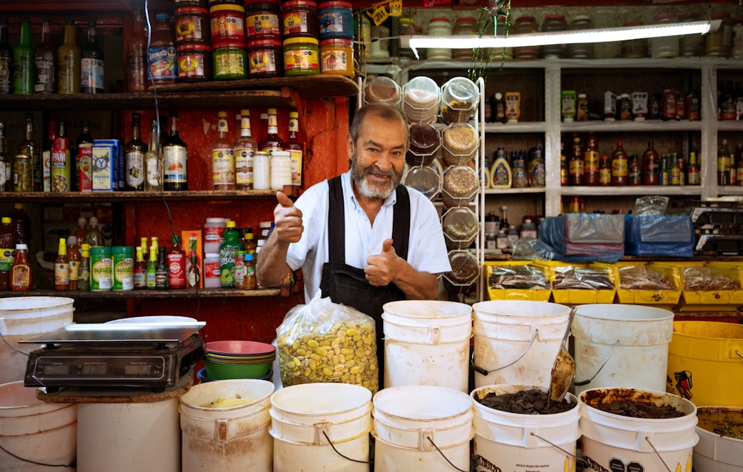 spezie locali a un banco del mercato, esplorando sostituzioni di ingredienti per adattare sapori di ricette da un'altra cultura.