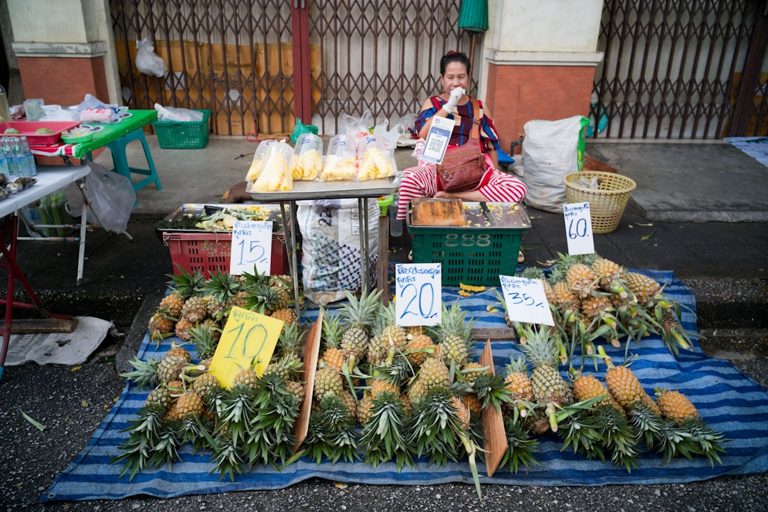 A family chooses fresh autumn fruit at harvest markets in Asia, demonstrating how seasonal shopping shapes home cooking.