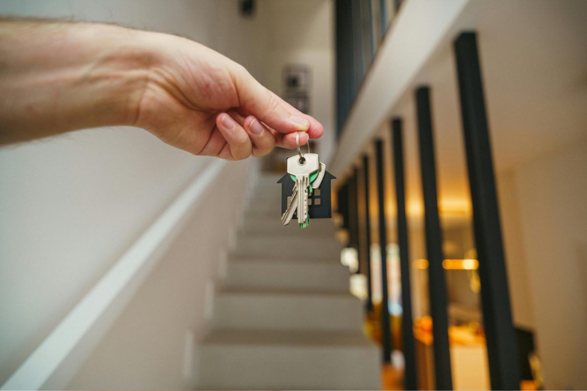 Um jovem profissional recebendo chaves de apartamento em um bairro de Tóquio com fortes rendimentos de aluguel