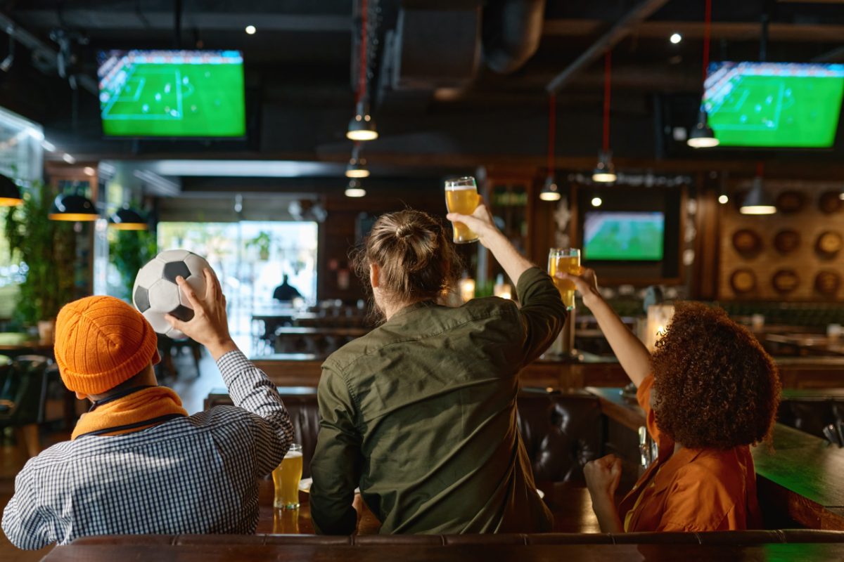 Un fan réagissant à un but dans l'un des bars sportifs de Tokyo diffusant un match en direct de la Coupe du Monde