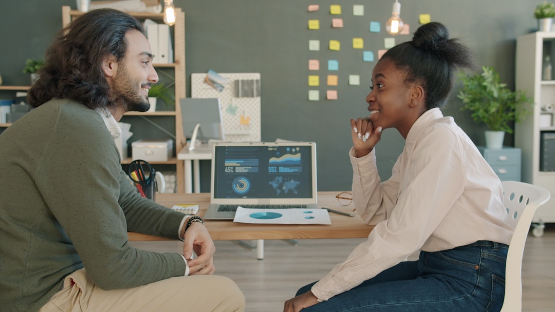 Membri internazionali collaborano a una postazione di co-working in una comunità di lavoro a Shibuya