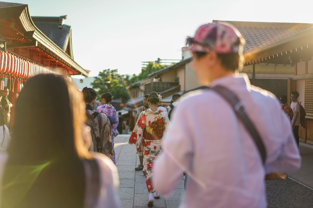 Une famille fait une pause devant un présentoir en bambou pour écrire des souhaits tanzaku pendant le Tanabata Tokyo dans un sanctuaire local