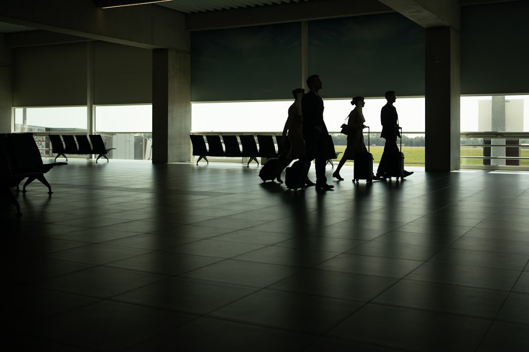 Una familia con equipaje en una terminal de aeropuerto en Japón, donde el impuesto de salida se aplica a cada pasajero de dos años o más.