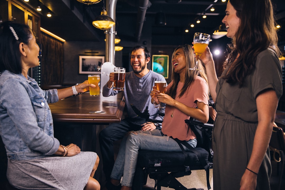 Un groupe d'amis levant leurs verres ensemble dans des bars sportifs de Tokyo lors d'un coup d'envoi tardif de la Coupe du Monde