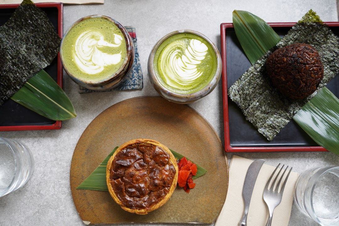 Una cliente examina su tazón de kakigori de matcha, observando el color del postre de temporada antes de la primera cucharada.