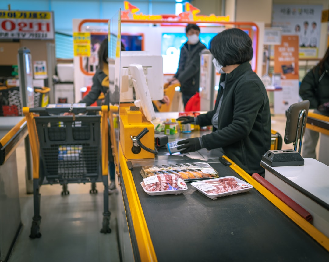 Un cliente completando una compra en un mostrador de Tokio, ilustrando el alcance diario de la cultura konbini en toda la ciudad