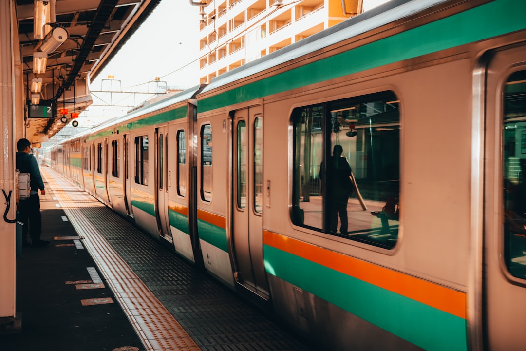 Um homem checa seu celular na plataforma de uma estação de trem de Tóquio antes de viajar para o show Hanabi Tokyo em Fuchu.