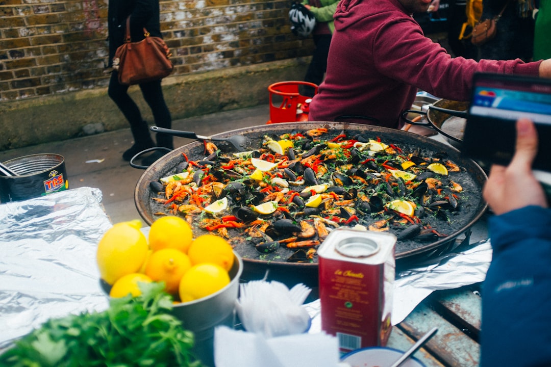 Um homem prova uma paella feita na hora em um evento de festival gastronômico ao ar livre no centro de Tóquio.