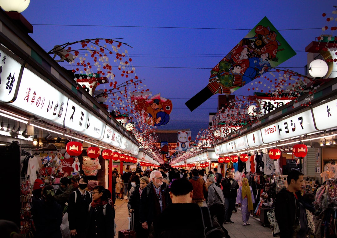 Des visiteurs marchent sous des banderoles de bambou colorées lors d'un festival de rue Tanabata à Tokyo en été