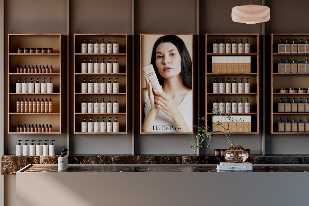 Un cliente testa prodotti detergenti presso un banco di bellezza a Tokyo per trovare la giusta combinazione per la doppia detersione.
