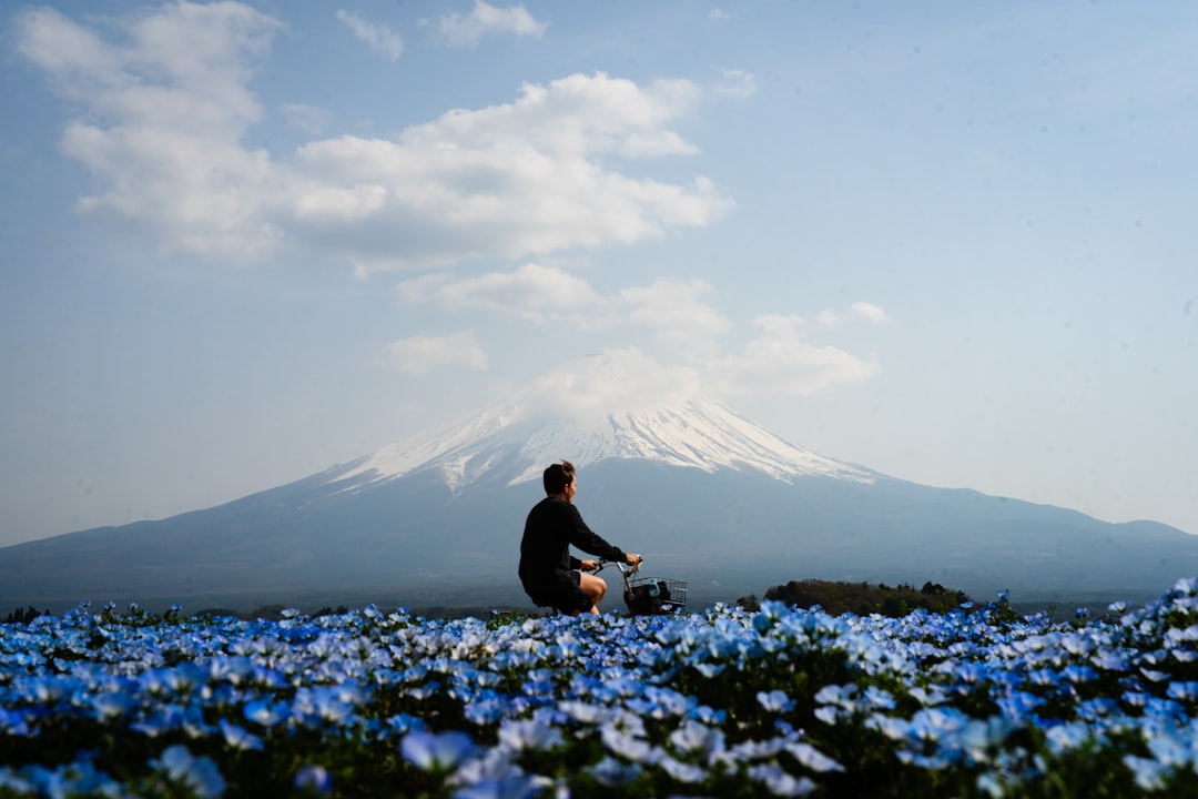 Una pareja disfruta de un viaje de un día a nemophila entre vastos campos de flores azules en el Hitachi Seaside Park en primavera