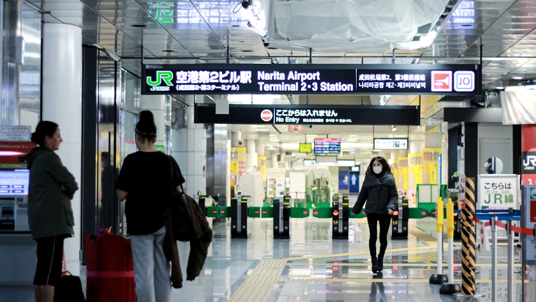 Una mujer presenta su pasaporte en un mostrador de inmigración de un aeropuerto japonés antes de pagar el impuesto de salida