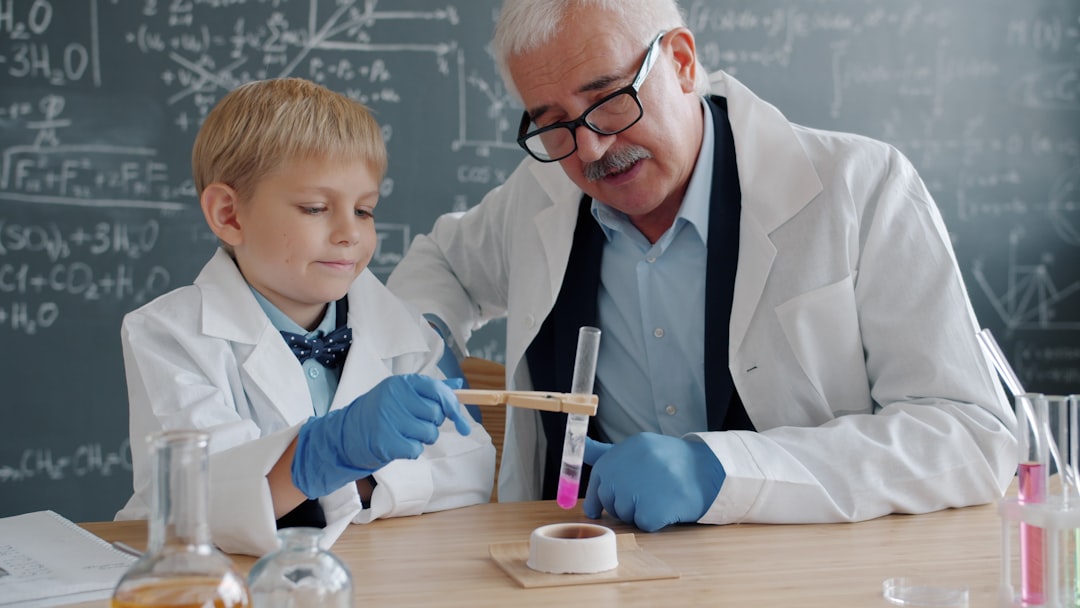 un experimento científico, el tipo de actividad práctica que se encuentra en los talleres infantiles por todo Tokio este verano.