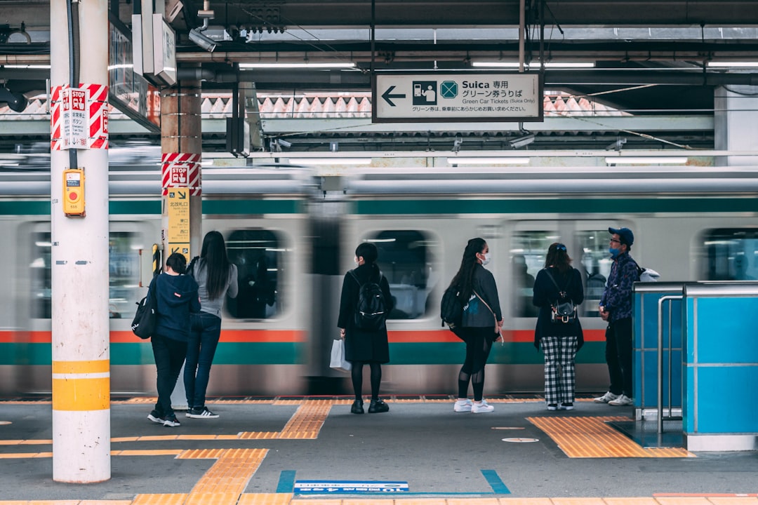 Pendolari che si muovono attraverso un corridoio affollato di centri commerciali sotterranei di Tokyo collegato a una stazione ferroviaria principale