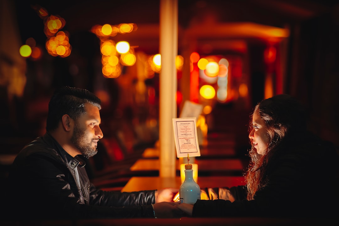 Una pareja se sienta junta dentro de un bar de escucha de Tokio, inmersa en la cultura kissa y el sonido de altavoces antiguos