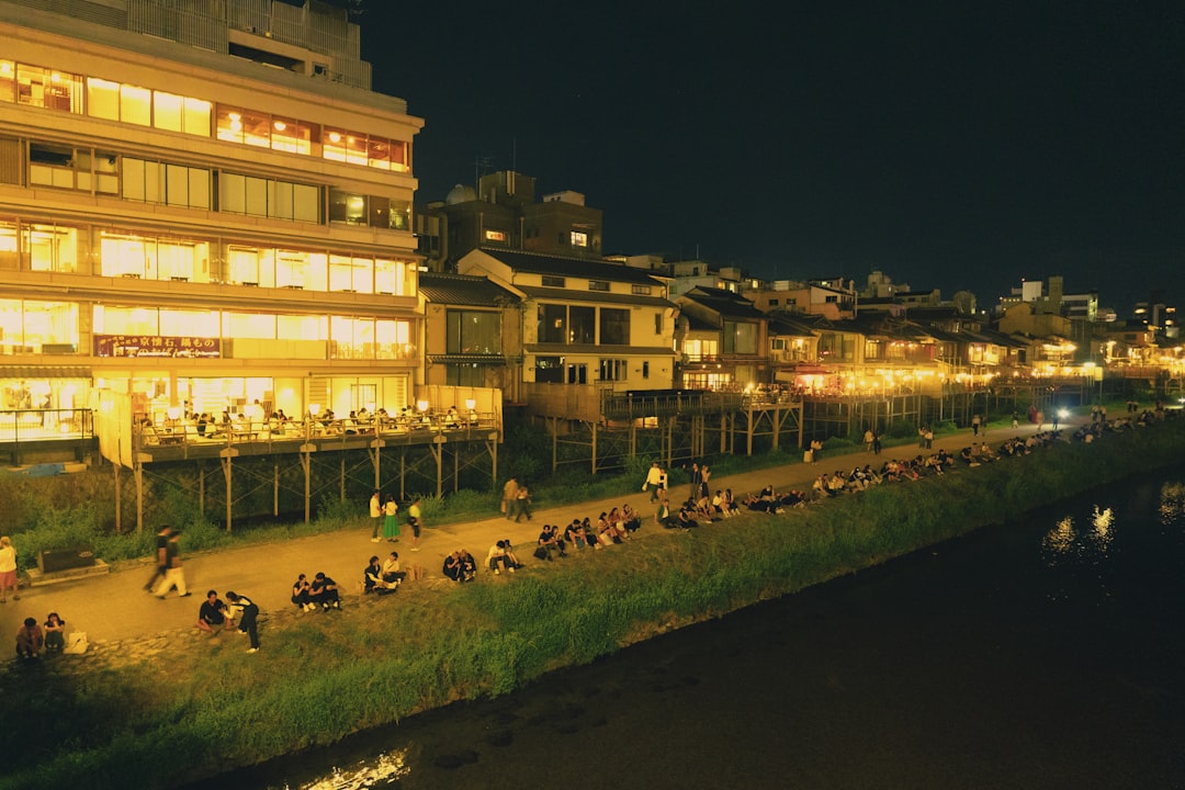 Une famille avec une nappe de pique-nique profitant des spots de hanabi de Tokyo le long de la rivière Edogawa au crépuscule
