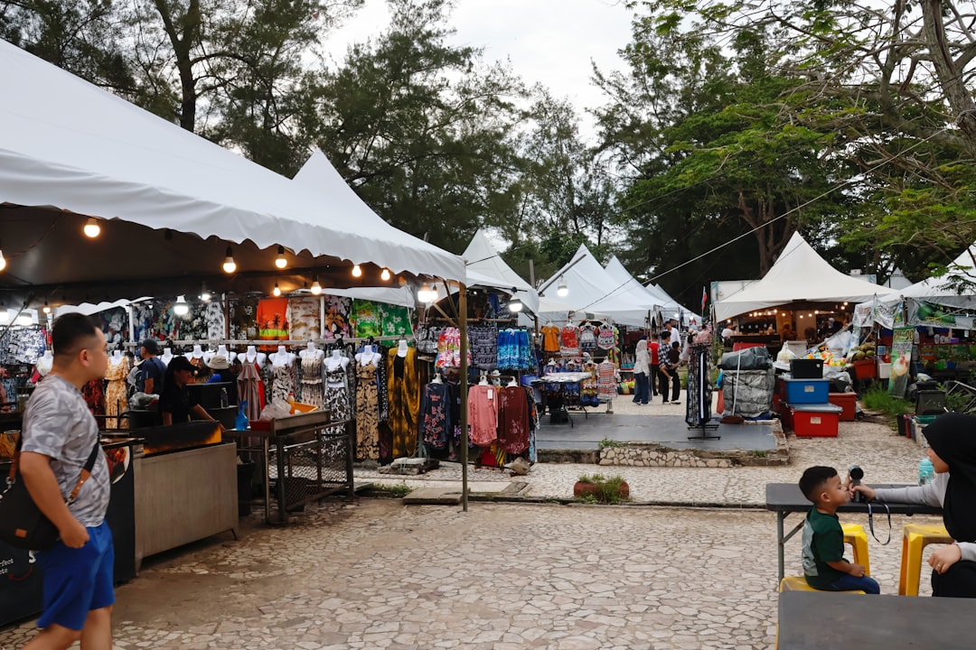 Des visiteurs parcourent les vendeurs sur un marché aux puces en plein air, une partie clé du circuit de shopping de seconde main de Tokyo