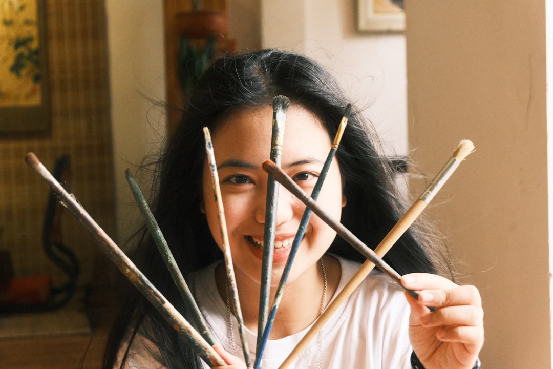 Un artista che seleziona con cura i pennelli in un negozio di forniture artistiche a Tokyo, nel quartiere di Okachimachi