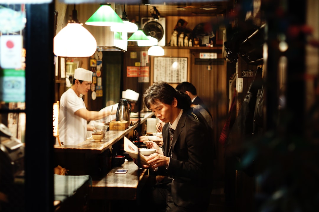 Visitatori che mangiano in una food court all'interno di uno dei centri commerciali sotterranei di Tokyo in una calda giornata estiva