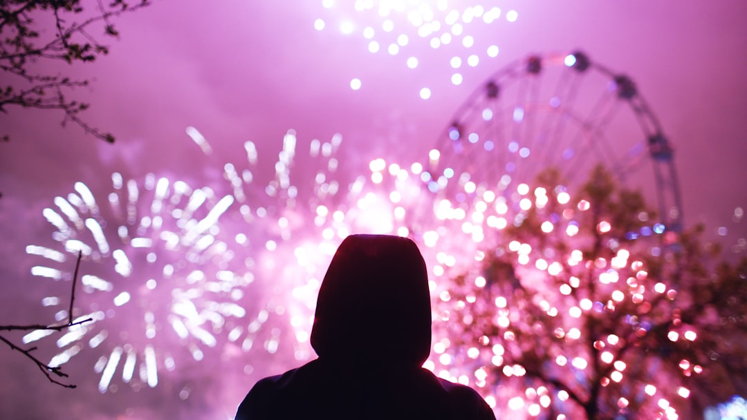 Un visiteur se relaxant sur l'herbe dans l'un des lieux de hanabi en plein air de Tokyo pendant la saison des festivals d'été