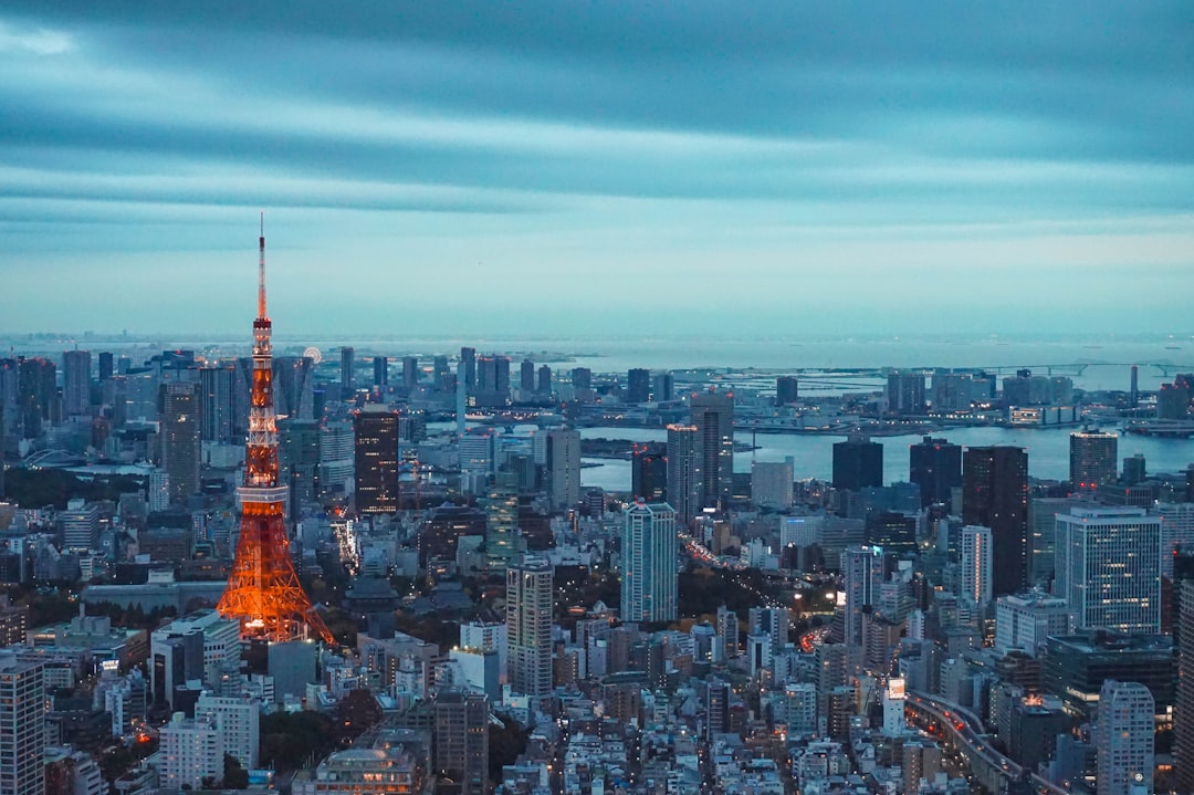 Entrepreneurs internationaux réseautant dans un espace de coworking pour startups à Tokyo, en connexion avec des innovateurs locaux