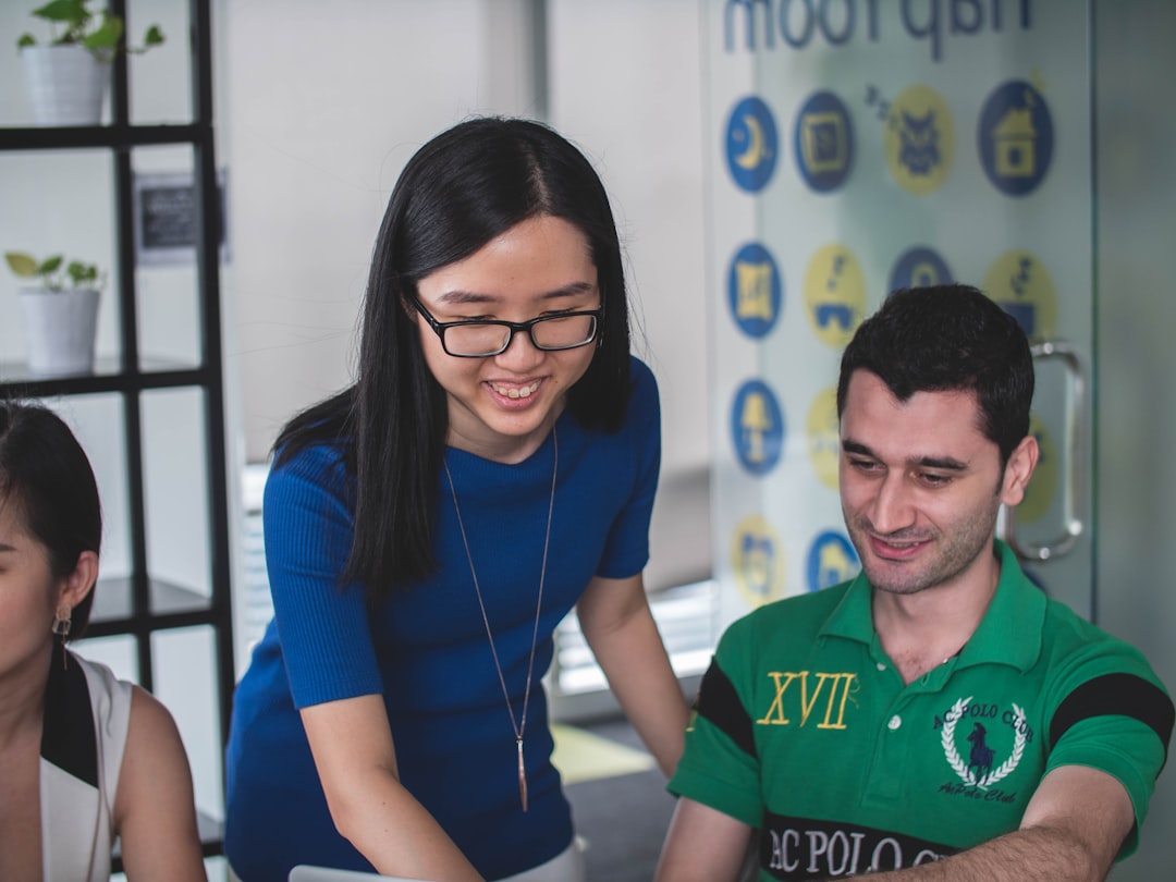 Un fondateur faisant une présentation aux investisseurs lors d'un événement d'accélérateur de startup à Tokyo dans l'écosystème des startups de Tokyo.