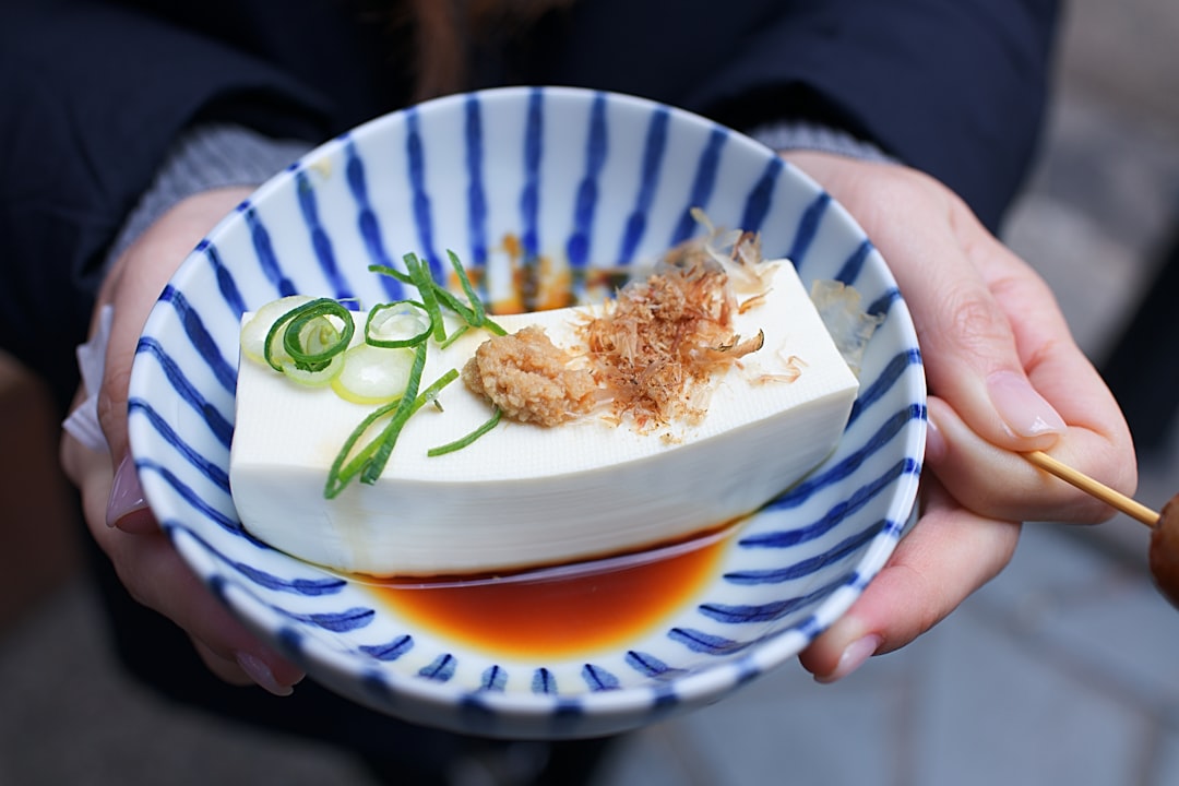 un vassoio di tofu fresco e soba fredda in un ristorante tradizionale di Tokyo, gustando un lento pranzo estivo.