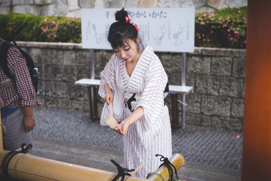Una donna che riposa tranquillamente dopo una sessione di acqua fredda in un bagno pubblico sento di Tokyo.