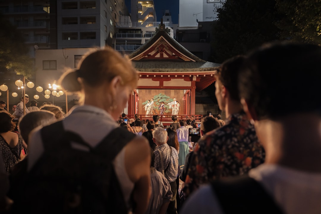 Un visitante con traje tradicional disfrutando del festival hanabi del río Sumida entre miles de espectadores