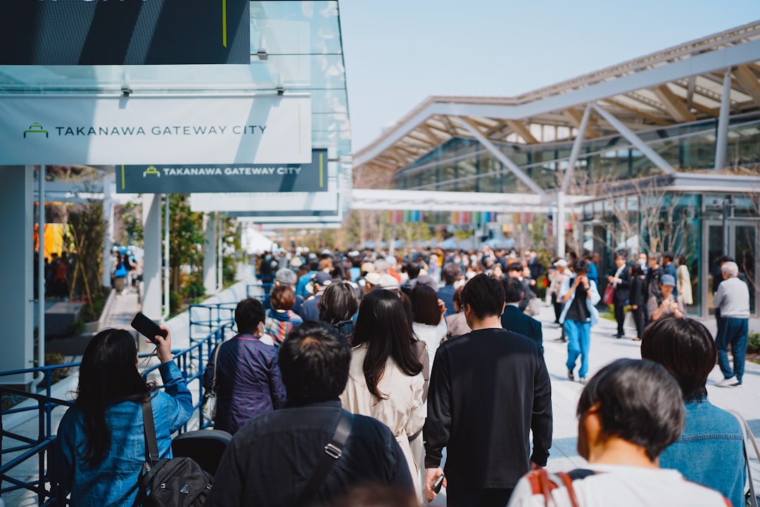 Fundadores internacionales y japoneses estableciendo contactos en un evento de inversores ángeles en Tokio, Shibuya