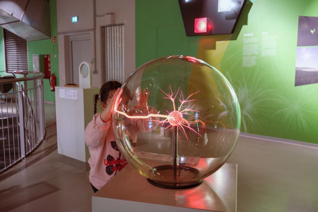 exposição interativa prática em um museu de ciência em Odaiba, descobrindo tecnologia e criatividade