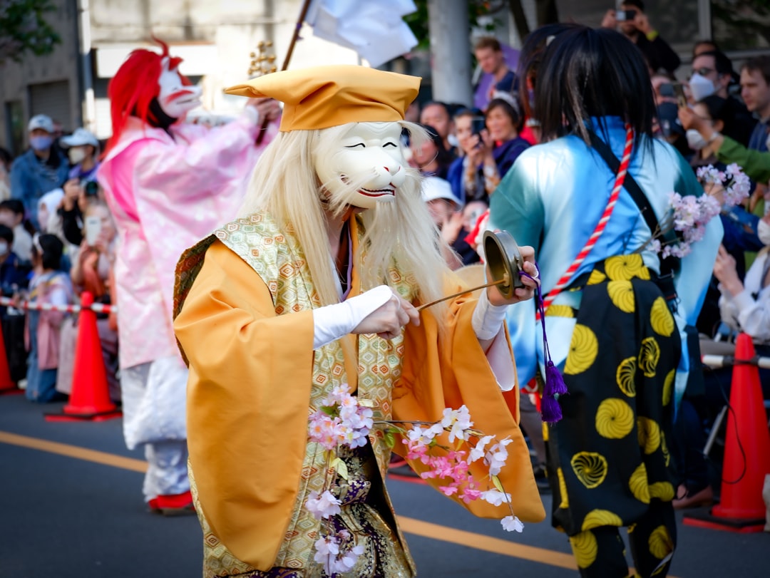 Un cosplayer che posa in costume al Comic Market, il più grande evento di cultura pop di Tokyo
