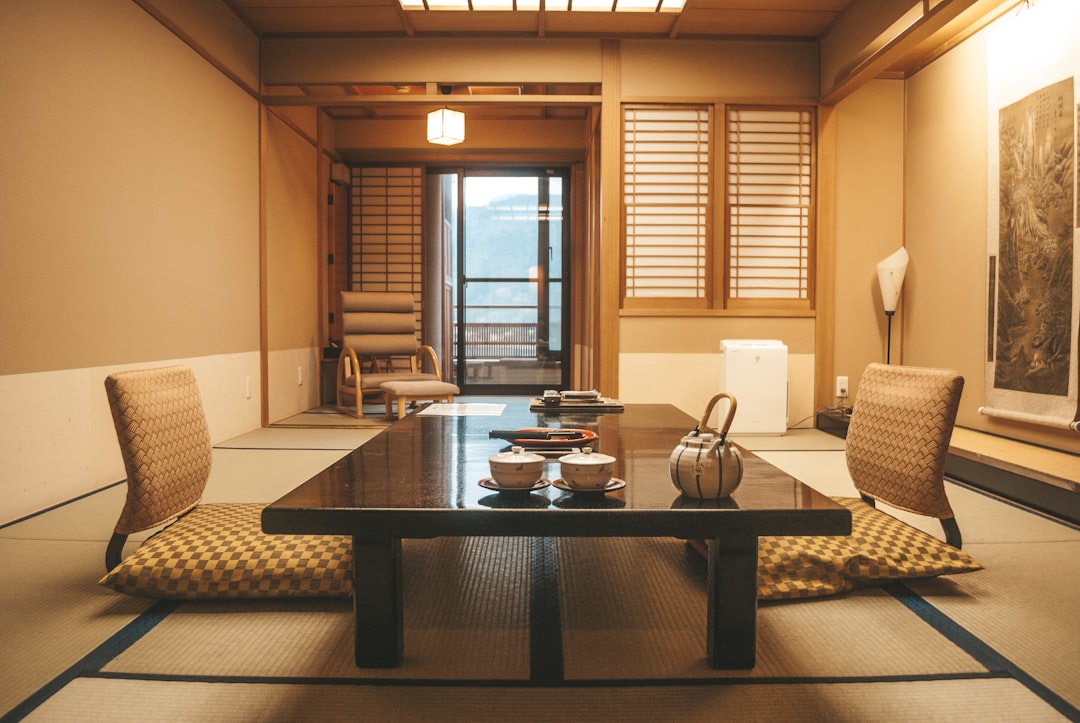 Una pareja se relaja en una habitación de tatami en un ryokan de Tokio reservado para la experiencia de cena kaiseki y linternas de la temporada de Obon.