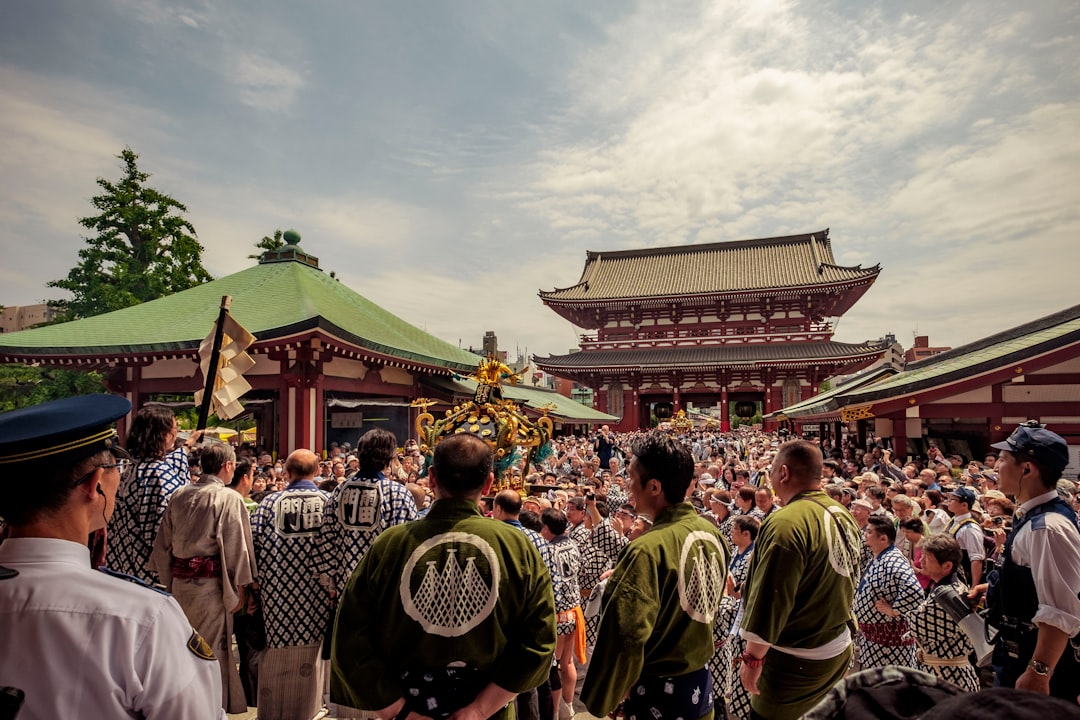 Una pareja internacional participa en un festival de barrio en Tokio, conectando con residentes locales durante la temporada de Obon.