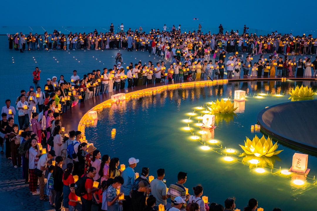 Un grupo de personas lanza linternas brillantes flotantes en un río de Tokio como parte de los rituales de despedida de la temporada de Obon al anochecer.