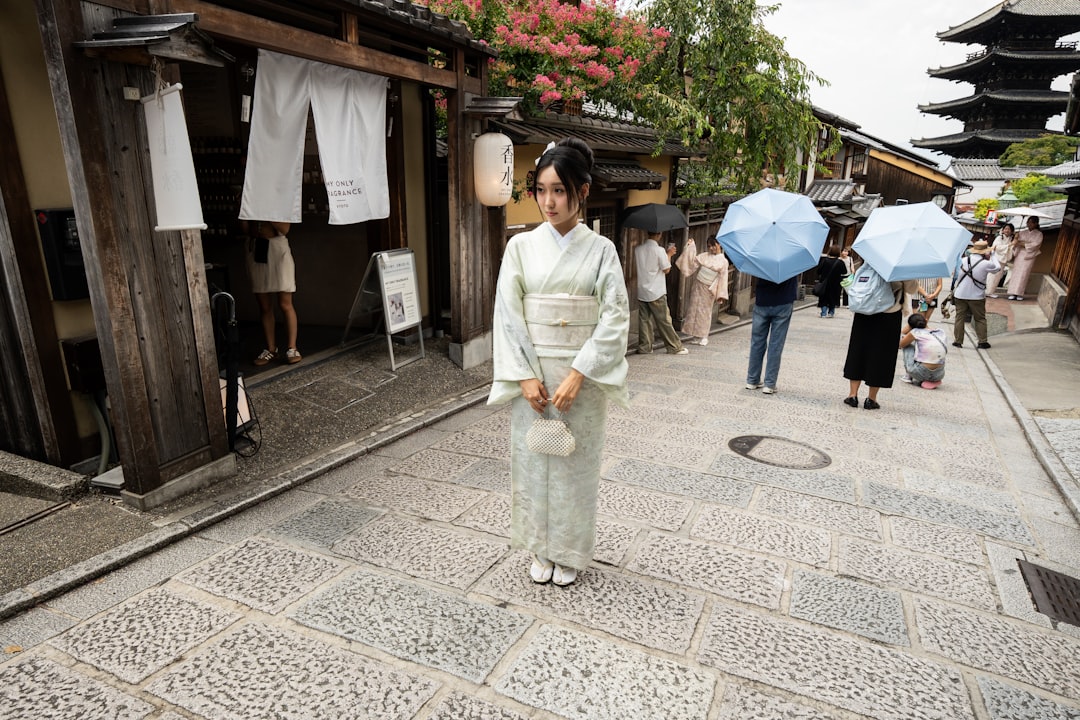 Un artesano textil en Japón manipula una pieza de telas japonesas tradicionales transpirables tejidas con fibras de cáñamo y ramio