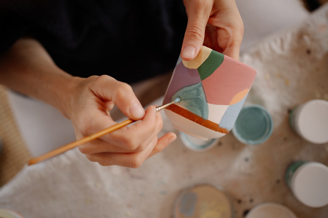 Un partecipante applica lacca d'oro su una ciotola di ceramica incrinata presso un laboratorio di kintsugi di Tokyo.