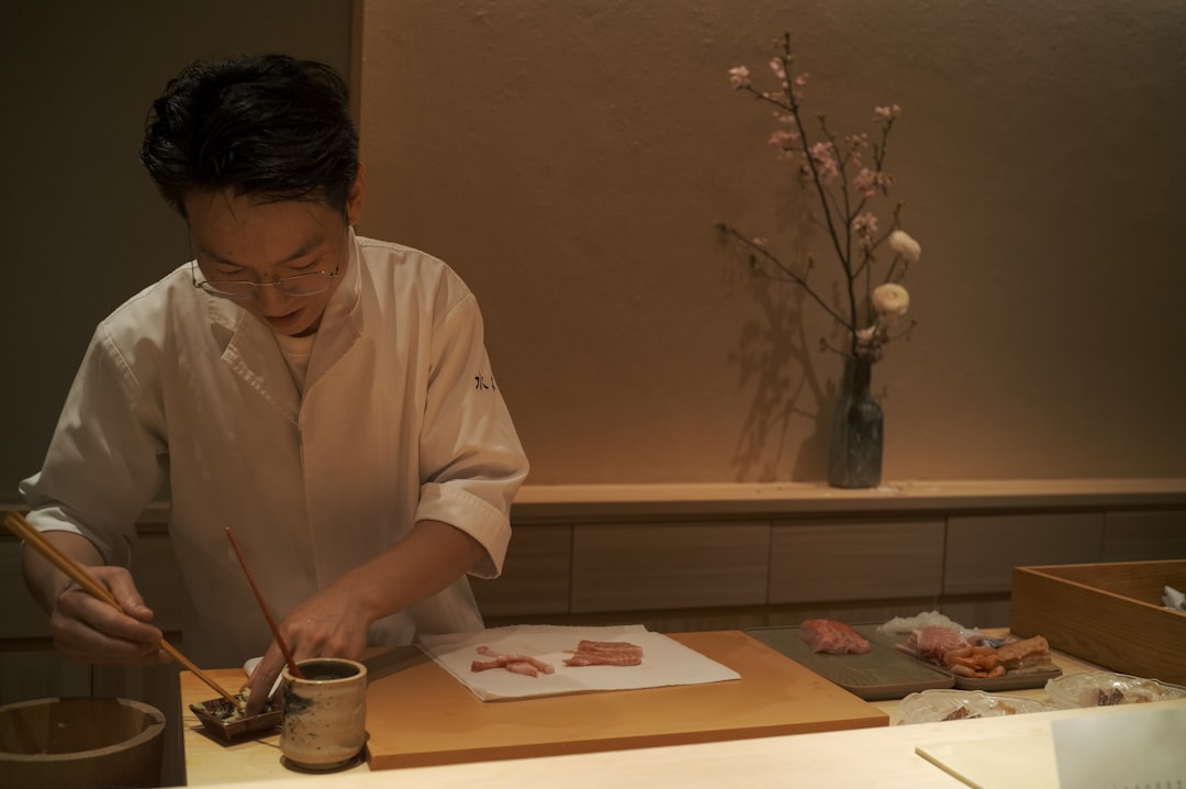 Un miembro del personal del ryokan dobla cuidadosamente las batas yukata en preparación para los huéspedes que llegan a un ryokan en Kagurazaka