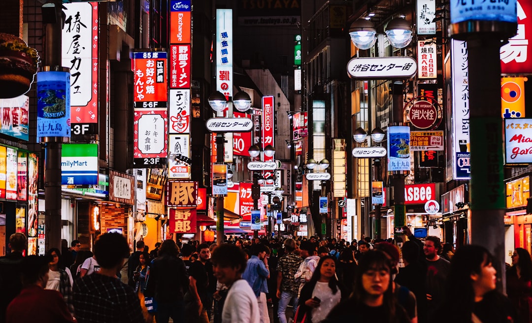 Un cliente che seleziona colorati tessuti da imballaggio furoshiki in un negozio di tessuti di Tokyo.