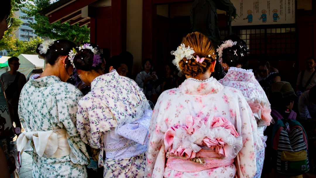 femmes vêtues de yukata traditionnel, reliant l'artisanat et le rituel personnel durant l'été tokyoïte.