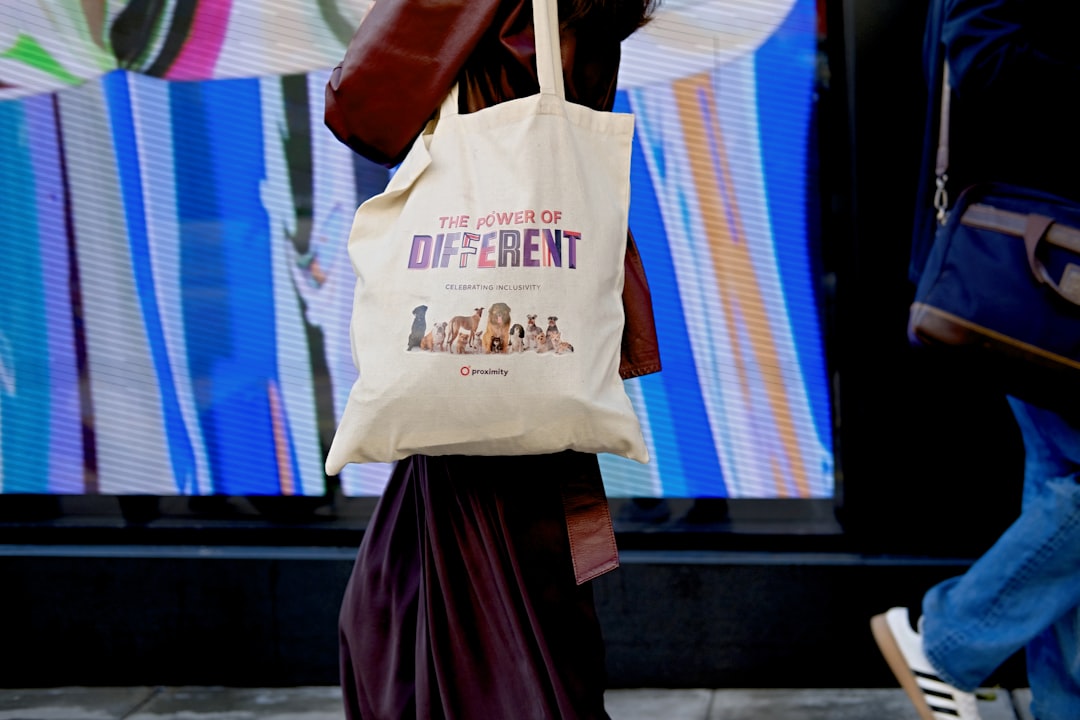 Una donna che usa un impacco furoshiki annodato come borsa riutilizzabile su una strada di Tokyo.
