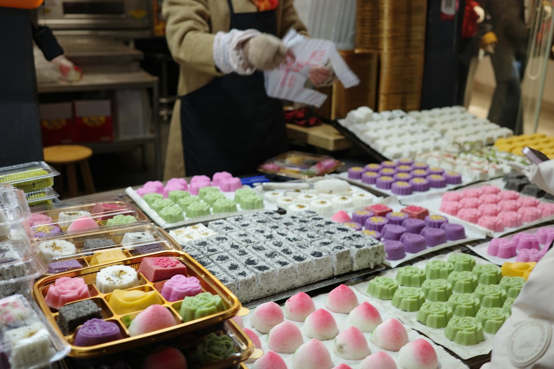 Una cliente seleziona dolci ohagi in un negozio di wagashi tradizionale vicino a un tempio shitamachi durante la settimana dell'equinozio d'autunno a Tokyo